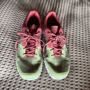On Cloud Cloudflow Running Shoes size 9